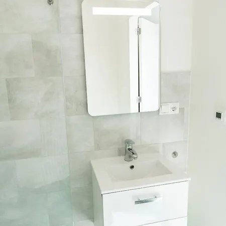 Spacious W Ac, Center